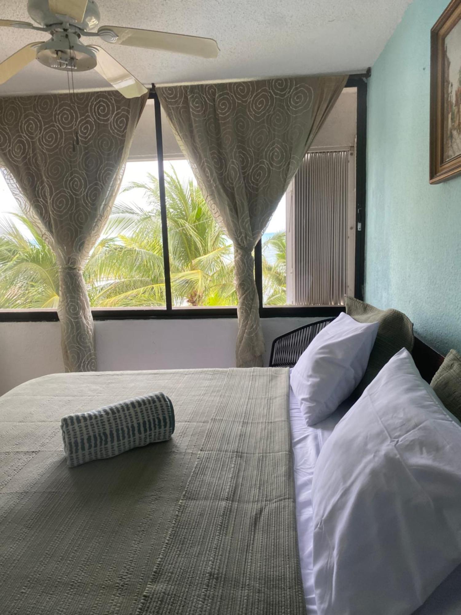 Front Beach Private Room With Shared Bathroom Cancun Exterior photo