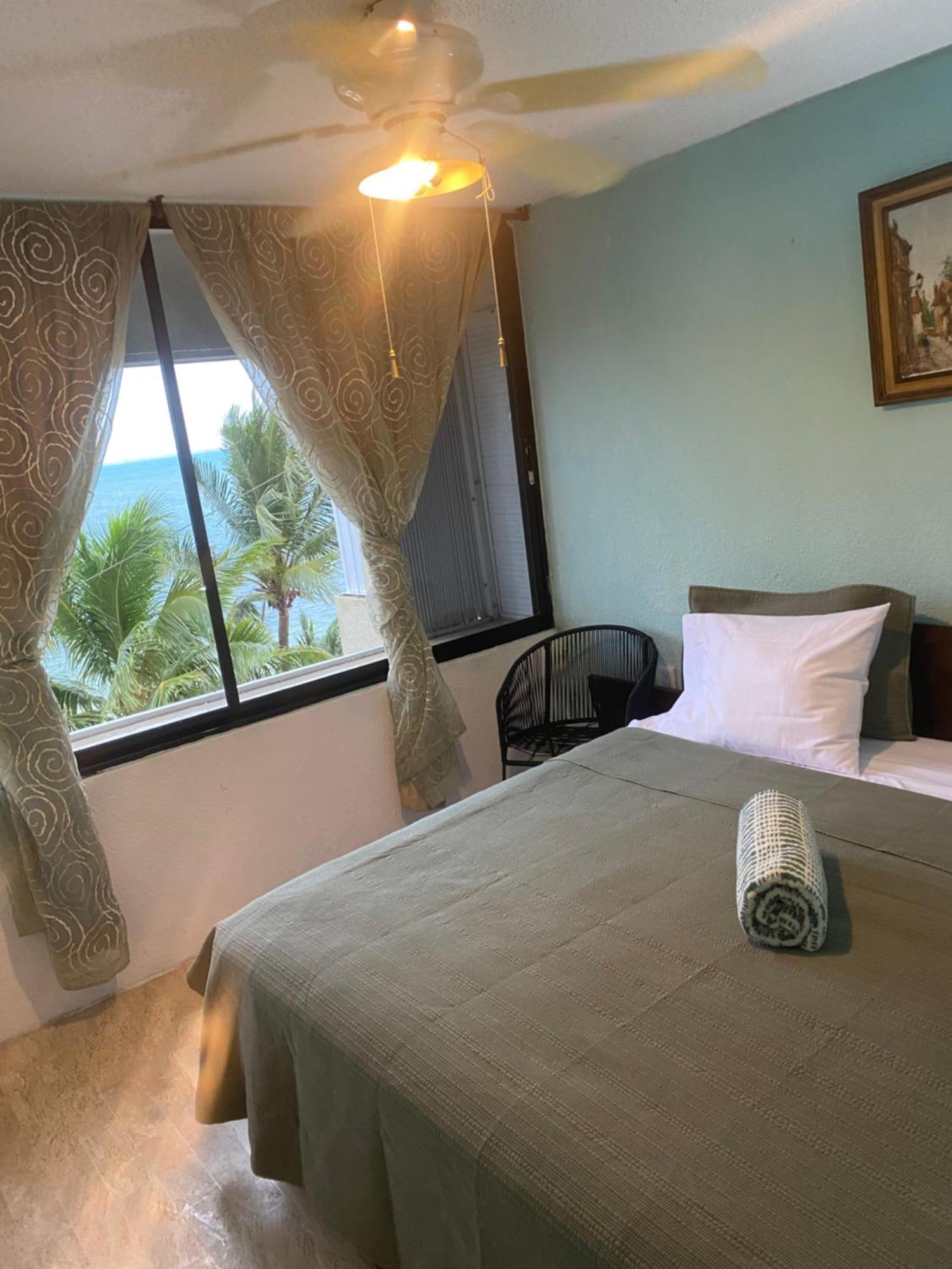 Front Beach Private Room With Shared Bathroom Cancun Exterior photo